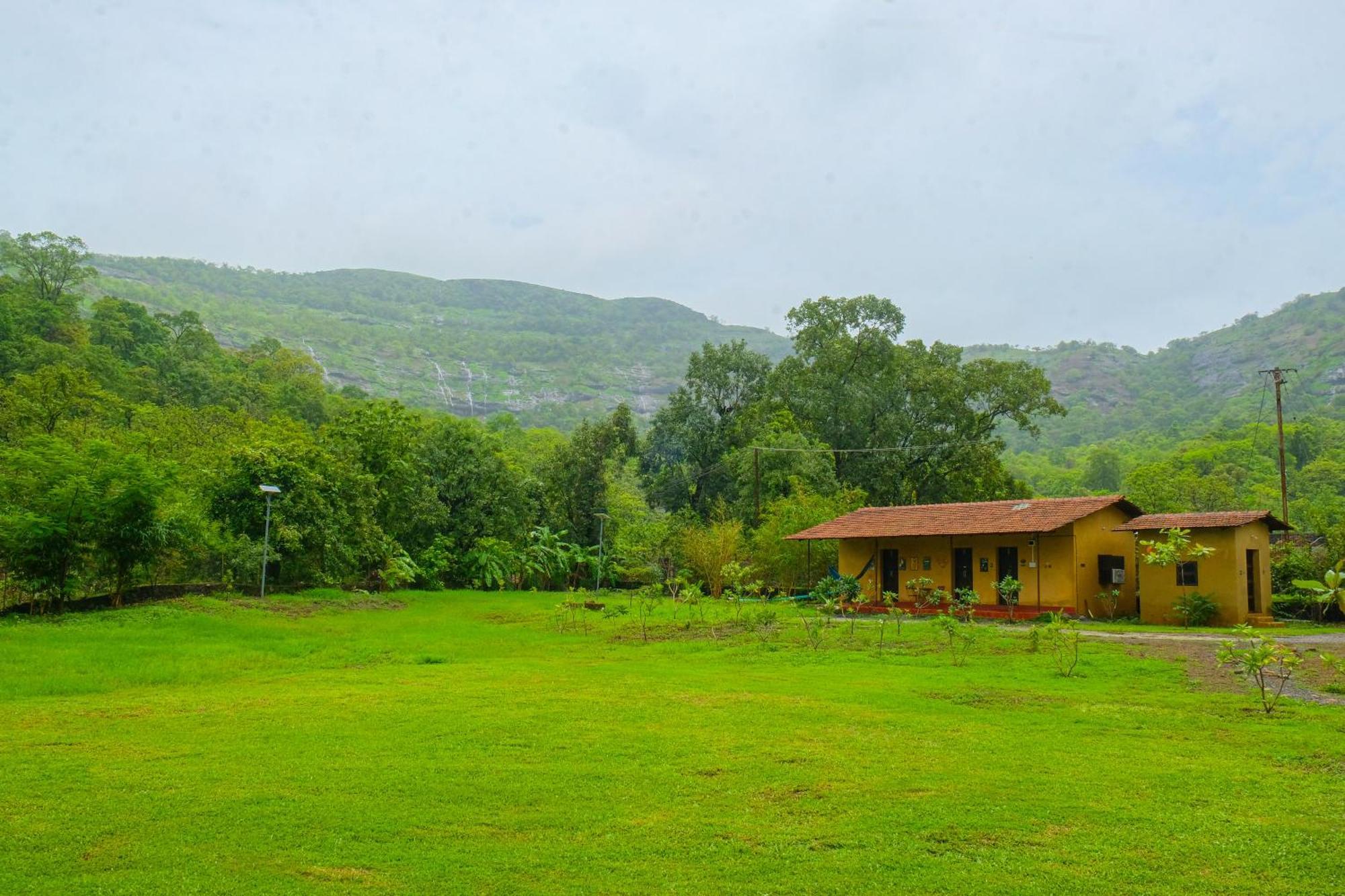 Vila King'S Landing Karjat Exteriér fotografie