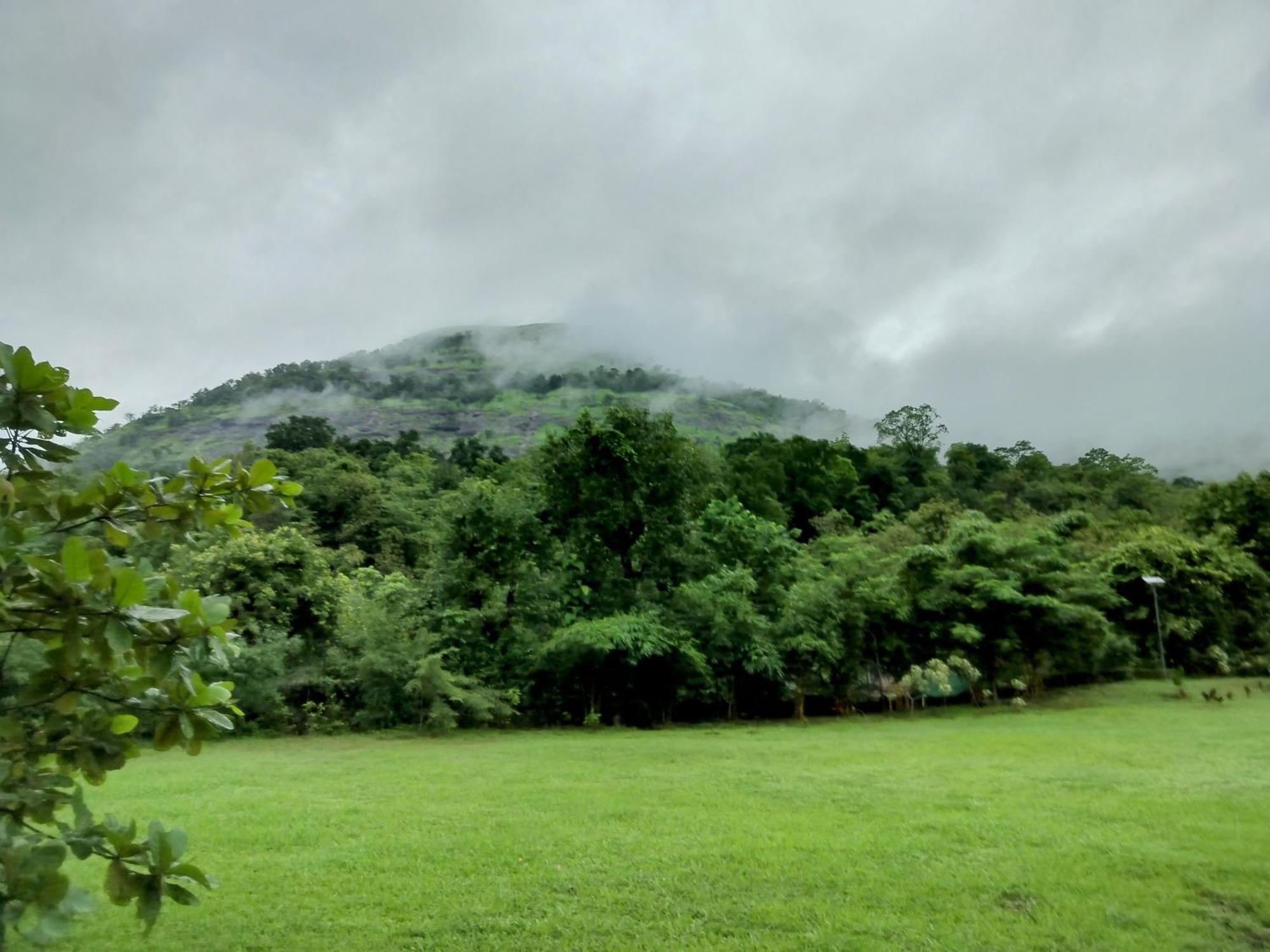 Vila King'S Landing Karjat Exteriér fotografie